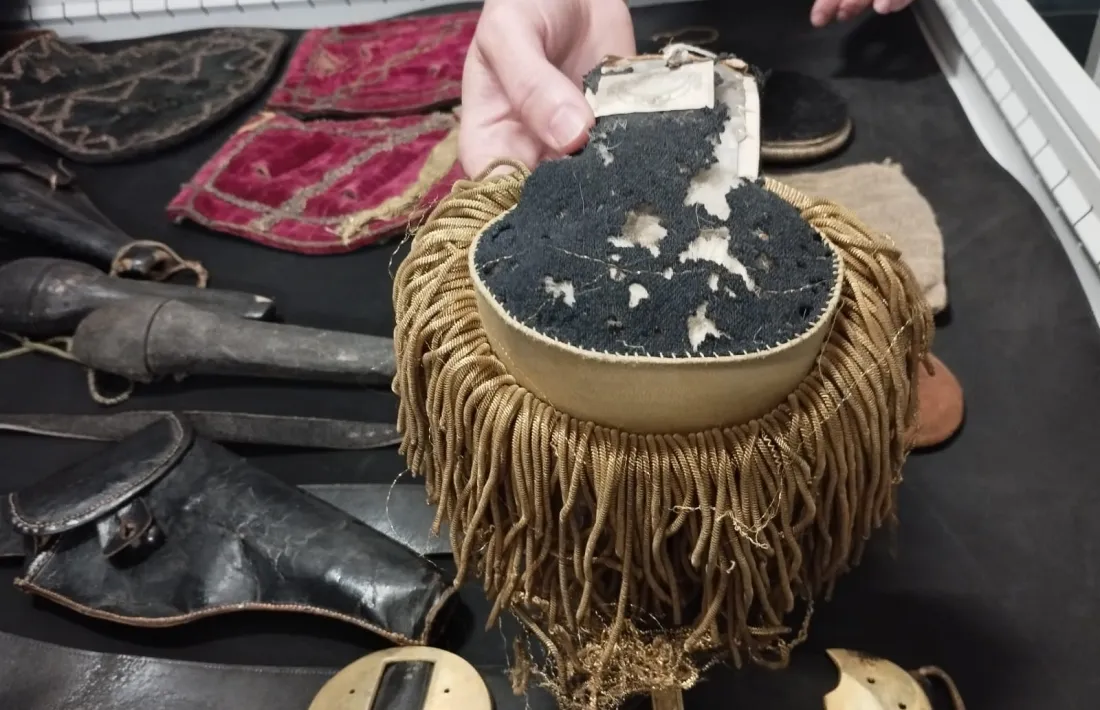 Xarreteres d'oficial que van quedar a Casa Rossell, juntament amb tres boines.