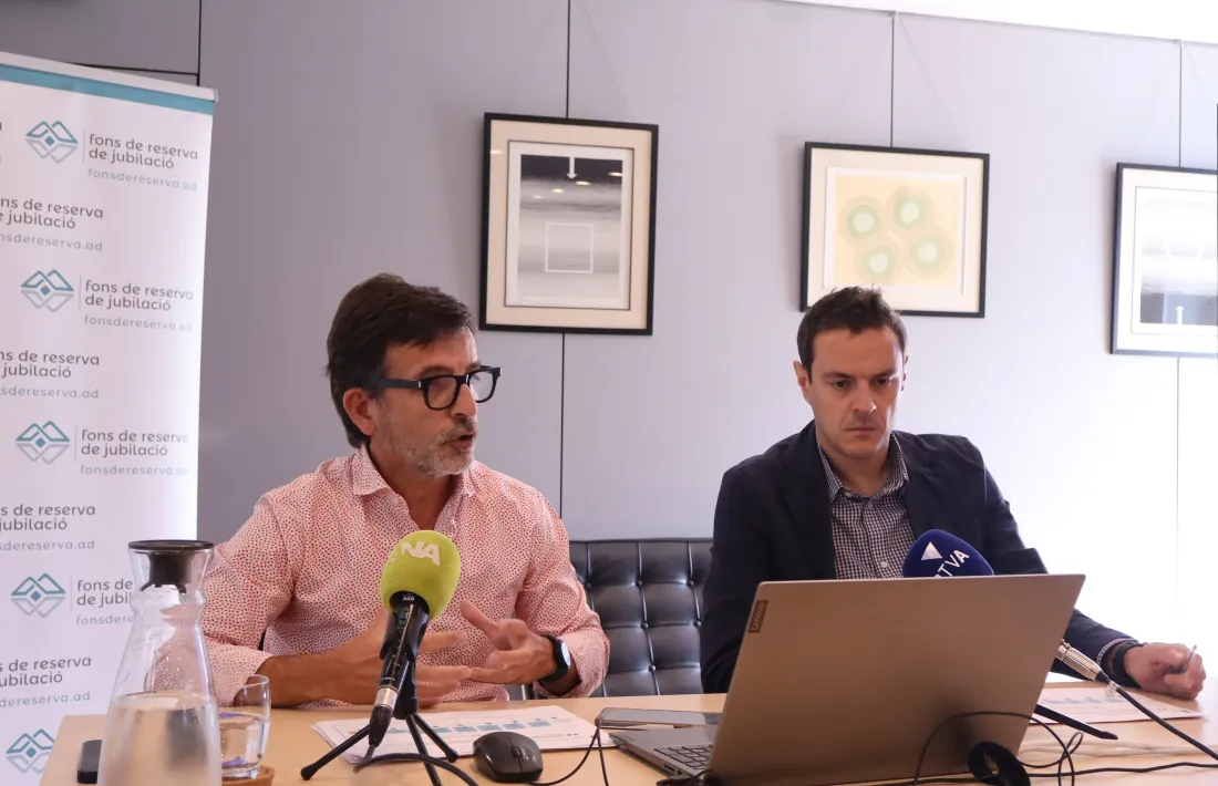 El president de la comissió gestora del Fons de Reserva de Jubilació, Jordi Cinca, i el president del consell d'administració de la CASS, Marc Galabert, en una compareixença.