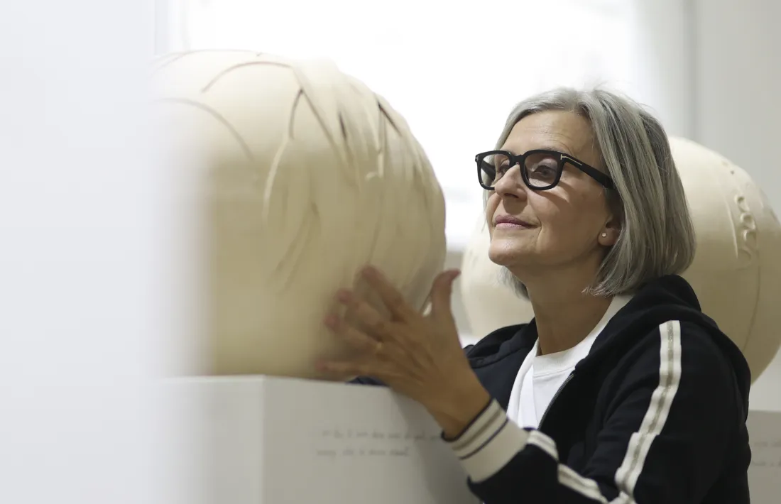 Gaset observa una de les esferes de 'L'ordre i el caos'.