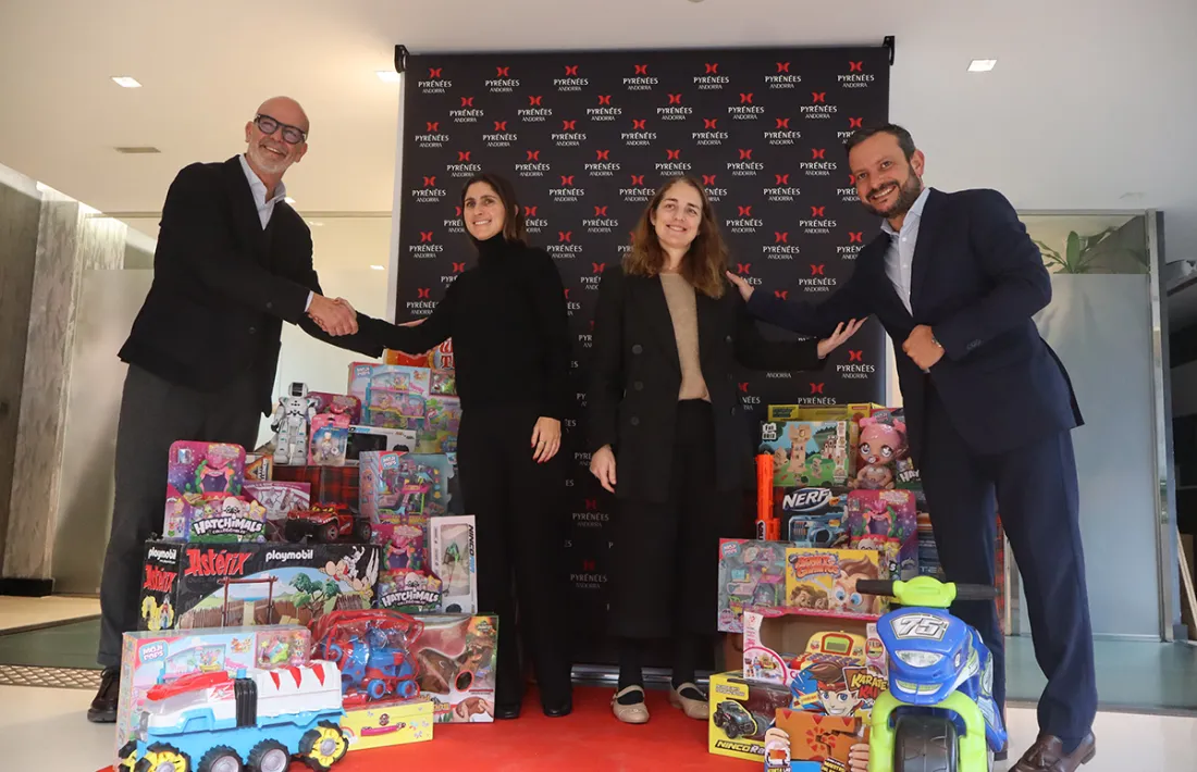 La presidenta del Patronat de Dames de Meritxell, Cristina Cerqueda, amb el director d’operacions de Grup Pyrénées, Octavi Bardera, i el director dels grans magatzems, Josep Maria Charques, durant la donació de material solidari.