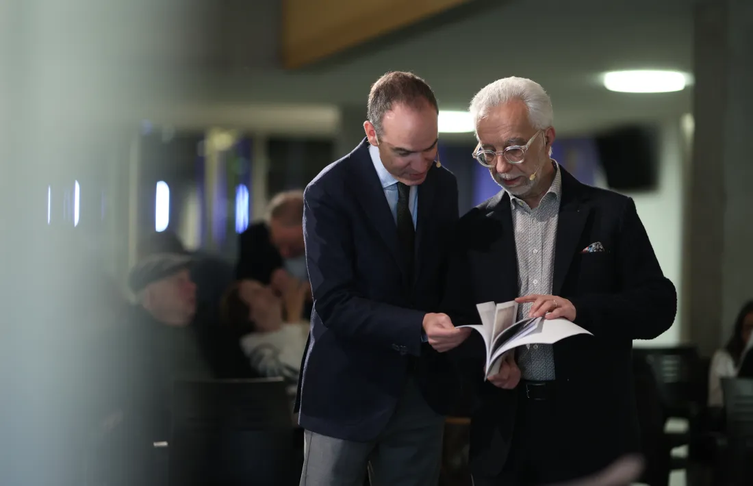 Jordi Alcobé i Francesc Rodríguez observen l'estudi publicat pel Consell General.