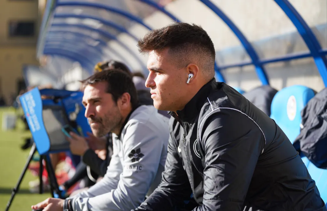 Carles Manso, cara visible de l'equip de treball del cos tècnic de l'FC Andorra, se sent a gust al càrrec.