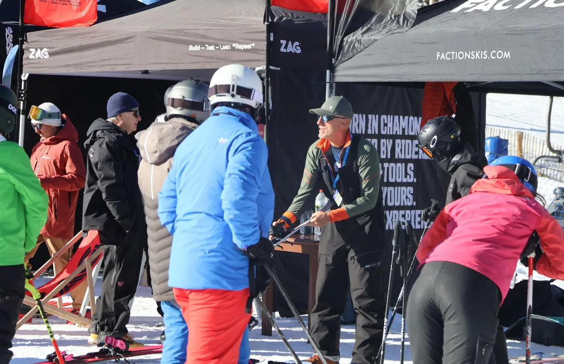 Una parada preparant els esquis per als usuaris.