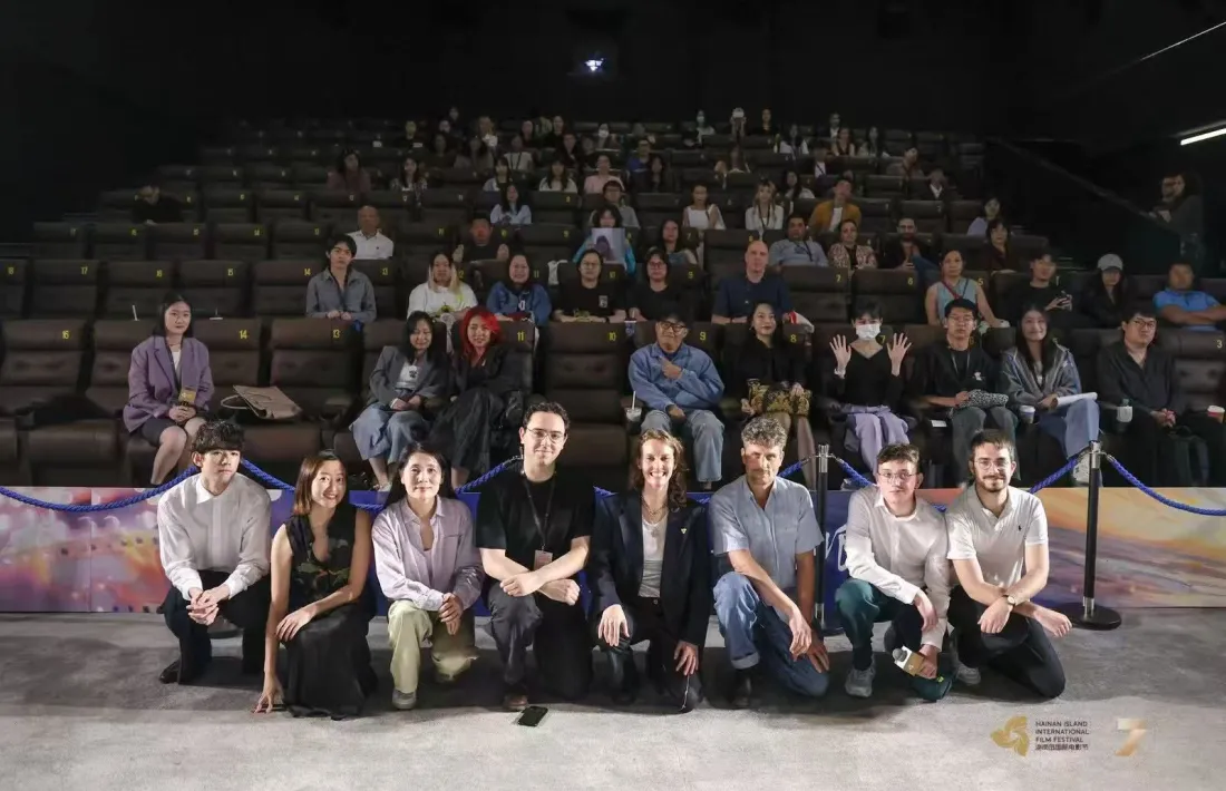L’equip de joves cineastes, a la sala on es va projectar el curt, a l'illa xinesa de Hainan. 