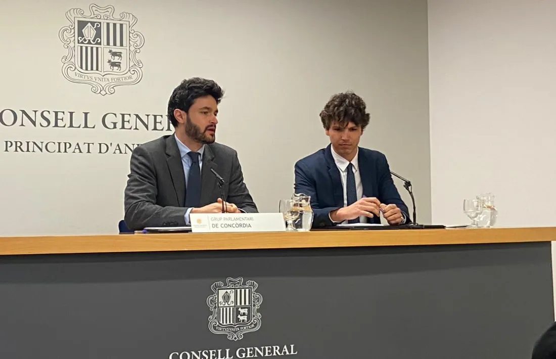Cerni Escalé i Pol Bartolomé presenten la proposició de llei a la sala de premsa del Consell General.