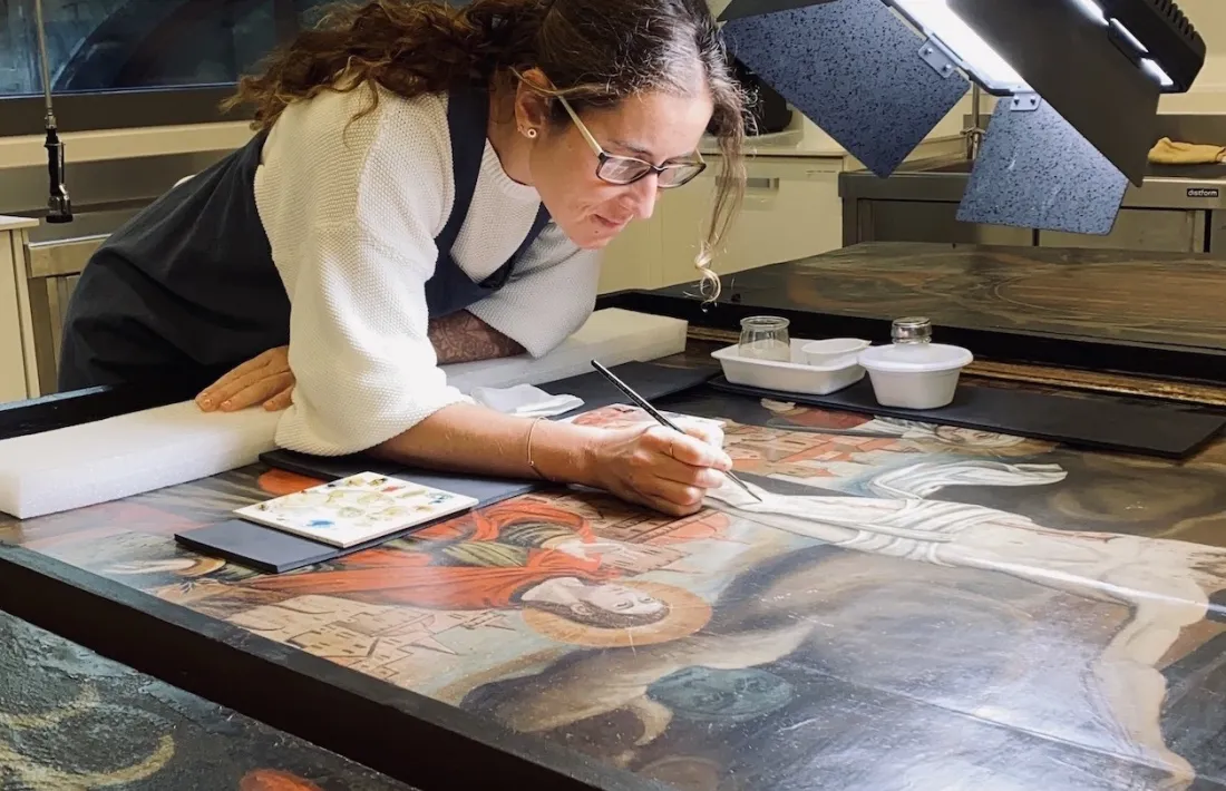 Mireia Garcia, treballant sobre les cames de Crist, menjades pels excrements de mosca.