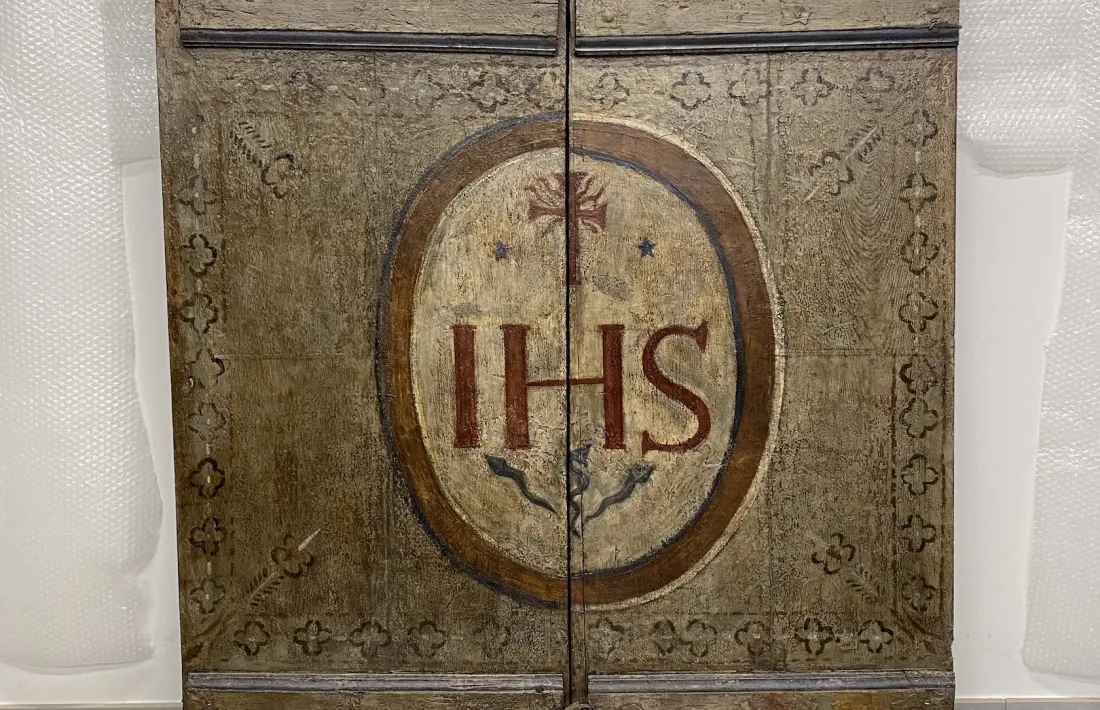 Els porticons, tancats, abm el Cristograma. També restaurats.