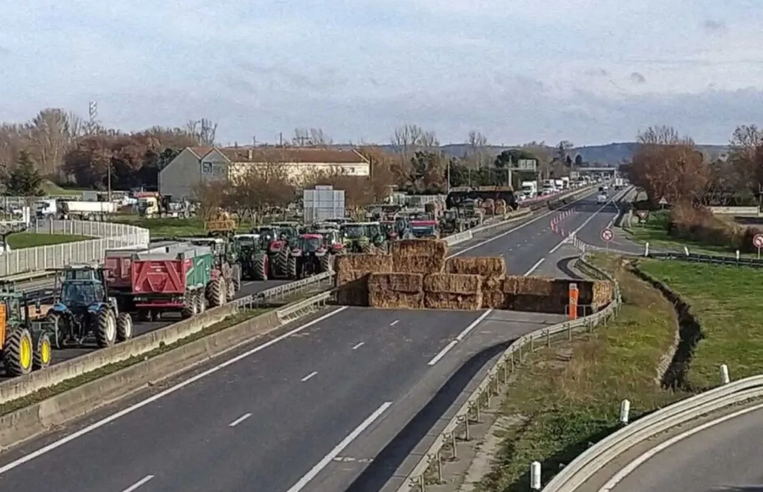 Un dels punts on els pagesos i ramaders van tallar ahir la circulació.