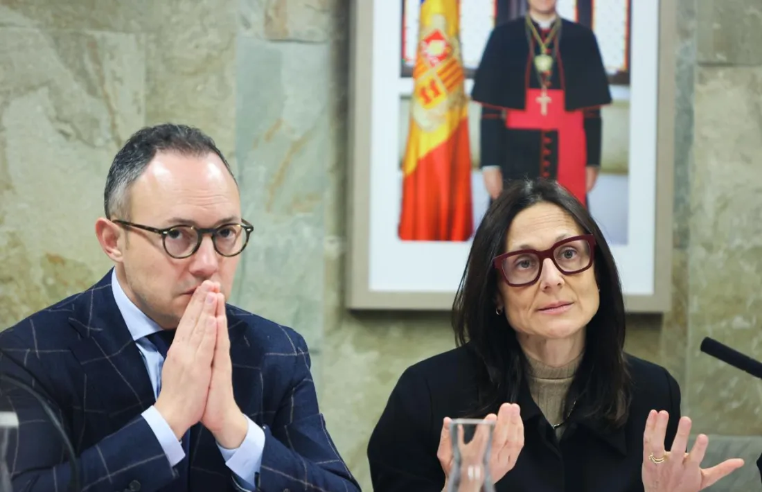 Espot i Molné durant l'esmorzar de Nadal amb la premsa.