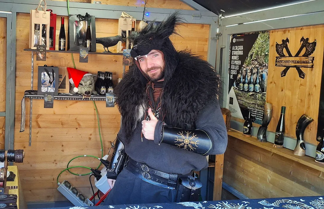 Diu que els nens se li apropen perquè volen veure el llop!