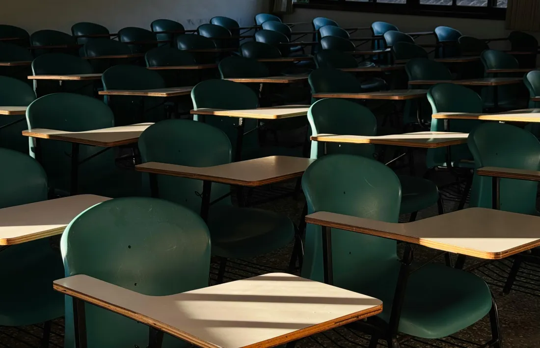 Uns pupitres a l'aula.