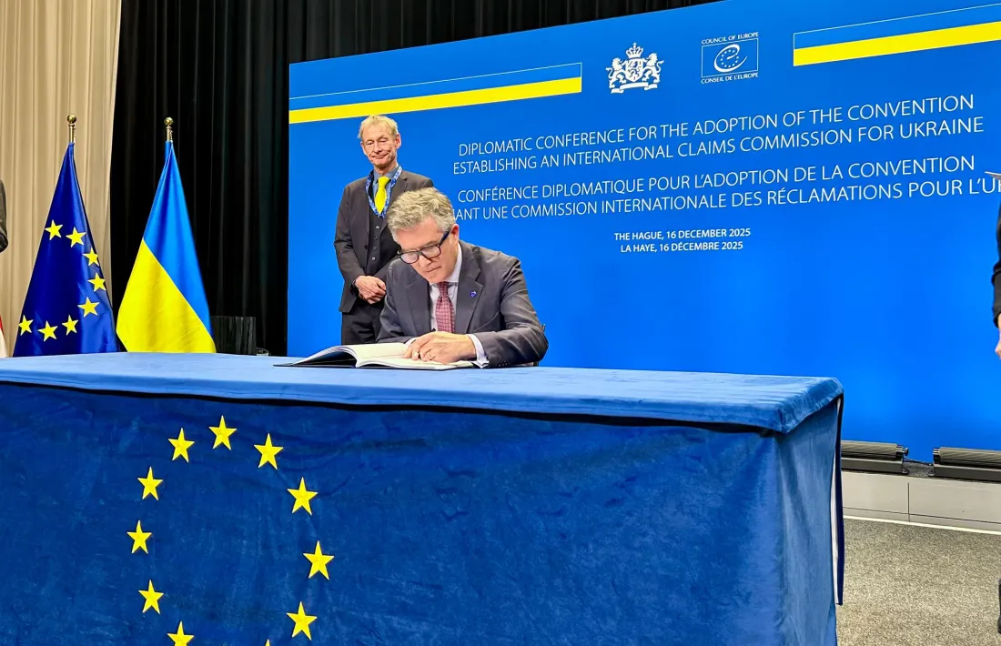 L'ambaixador Vicenç Mateu signant el Conveni.