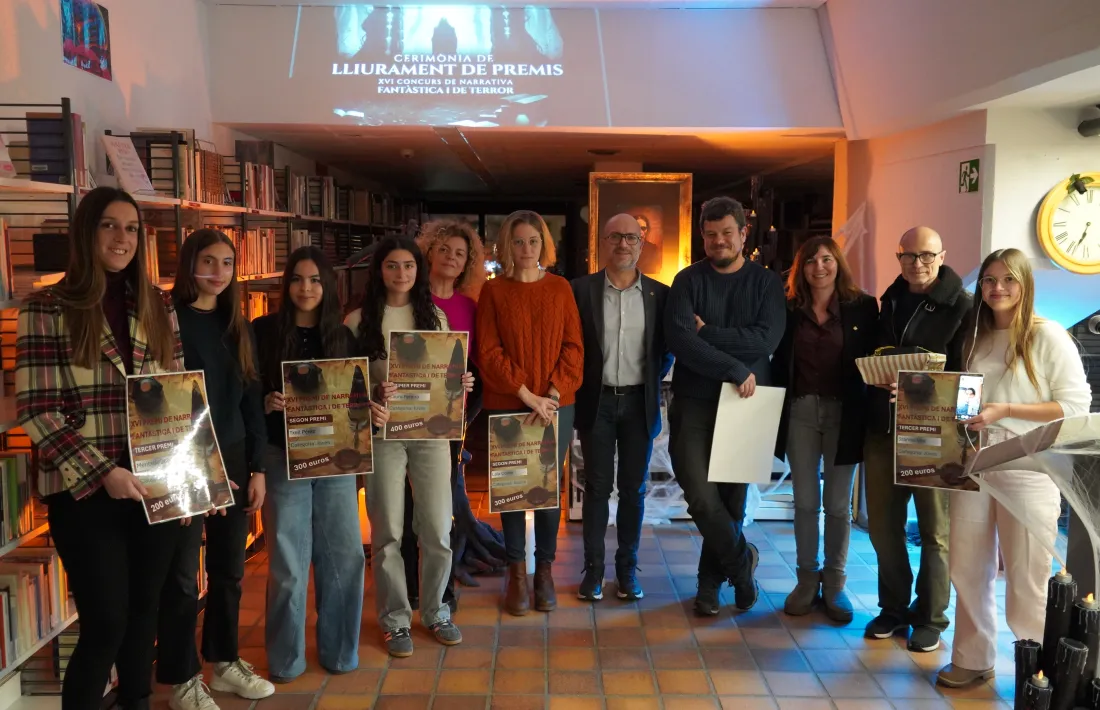 Els guanyadors del concurs literari amb le conseller Joan Sans.