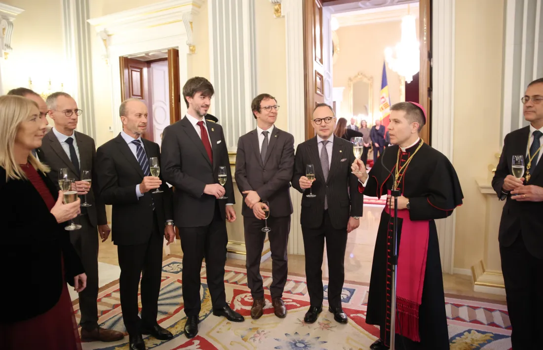 Al voltant de quatre-centes persones van confirmar l’assistència a l’acte, en què Serrano Pentinat actuava per primer cop com a amfitrió de la recepció tradicional. 