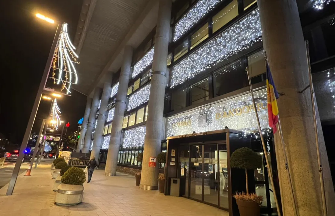 La façana de l'edifici administratiu del Govern il·luminada aquest Nadal.