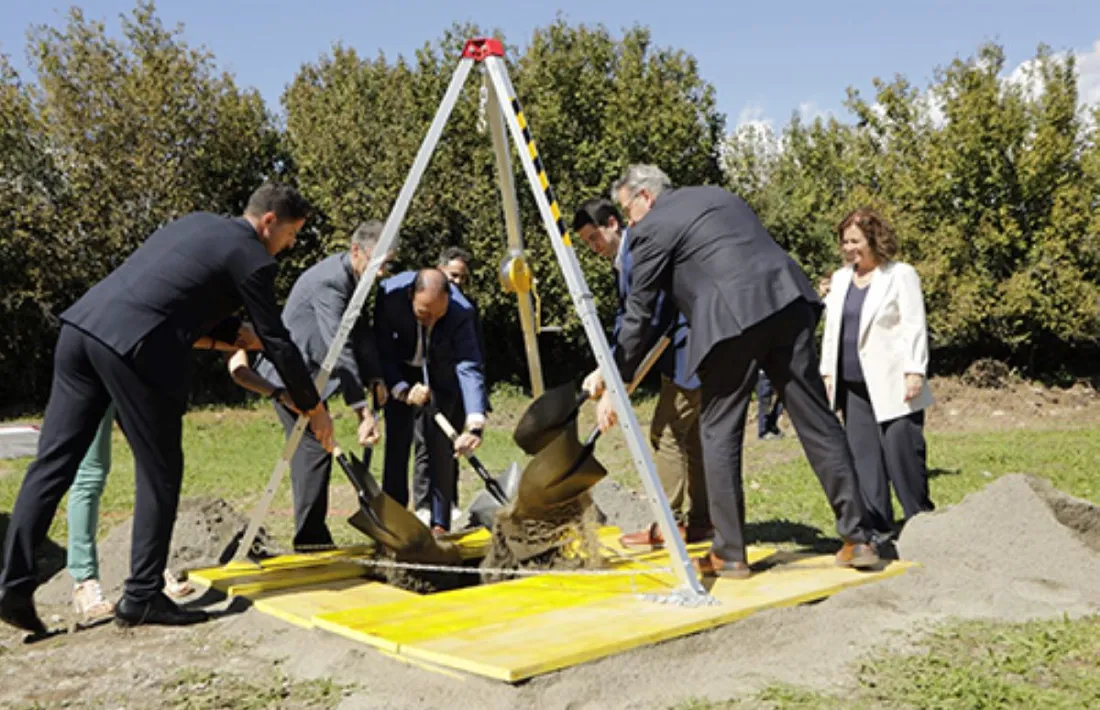  La col·locació simbòlica de la primera pedra de l’edifici va ser un acte festiu i multitudinari. 