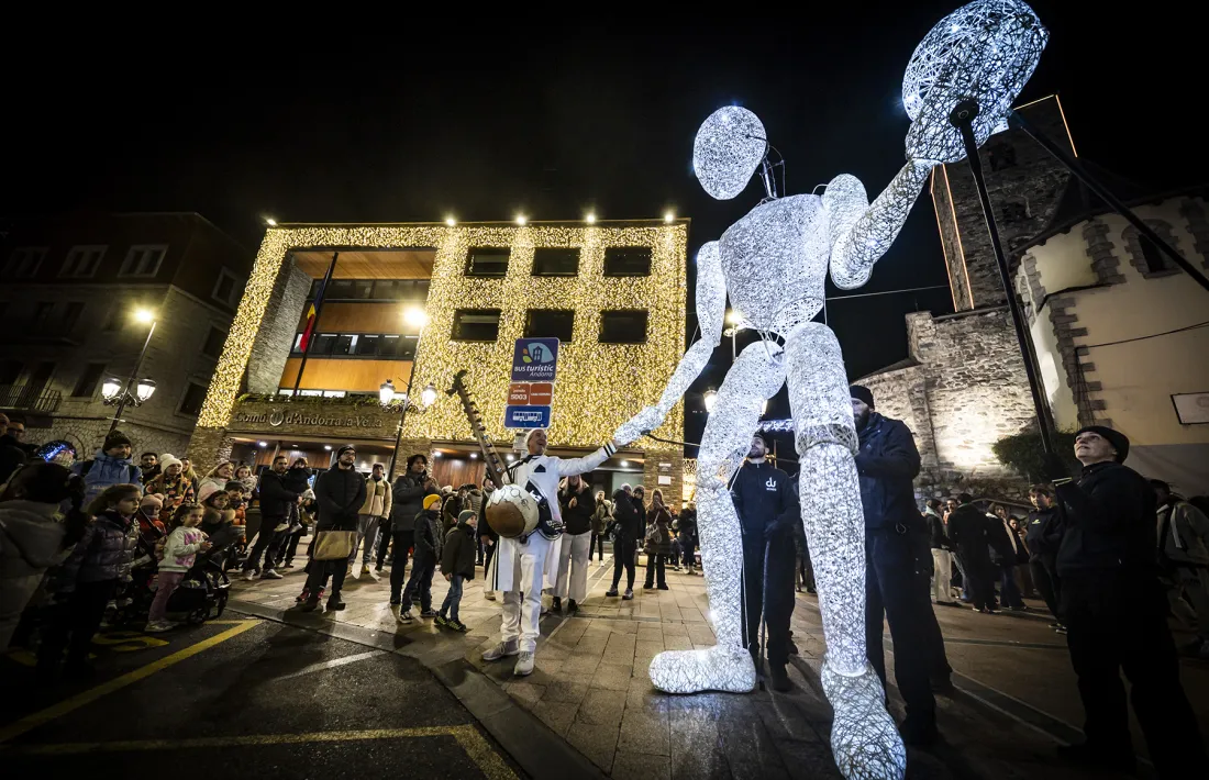 La façana del Comú d’Andorra la Vella il·luminada aquest Nadal.