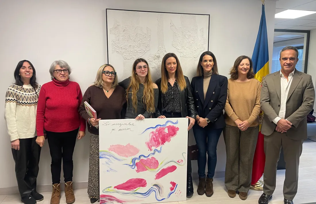 Els participants a l’acte amb el quadre de l’artista Effy.