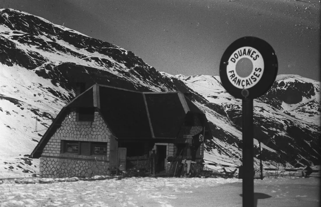 Pas de la Casa, 16 de gener del 1944: l'esvàstica nazi oneja al pal de la duana francesa.