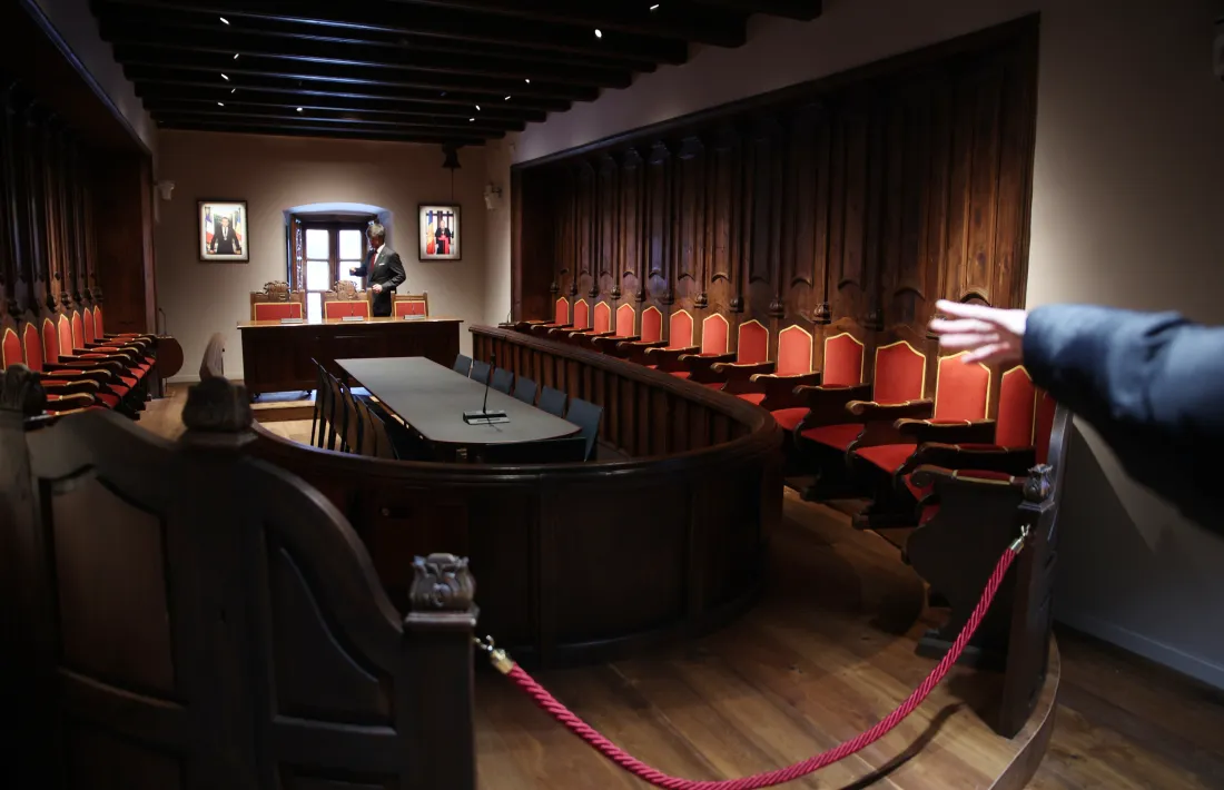 El 'nou' hemicicle, amb els escons repartits de dotze en dotze a banda i banda de l'eix central. Fins ara, els quatre d'Escaldes s'havien afegit tots junts al lateral dret.