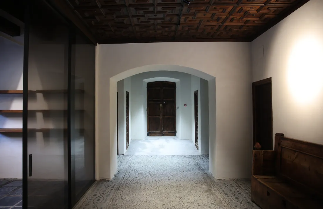 El passadís central de la planta baixa; a l'esquerra, la botiga, habilitada a una antiga estança fins ara tancada.