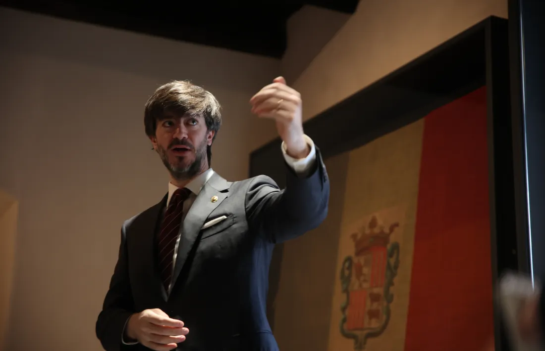 El síndic, Carles Ensenyat ,davant la primera bandera tricolor, datada el 1867 i recentment restaurada: penja a l'entrada principal.