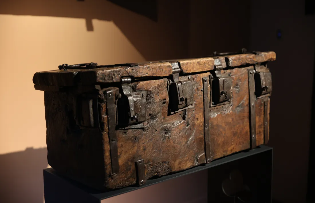 L'urna de les Sis Claus, antecendent de l'Armari, avui a l'antiga capella, just davant l'hemicicle.