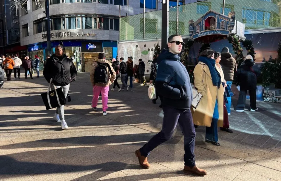 Turistes a l’avinguda Meritxell.