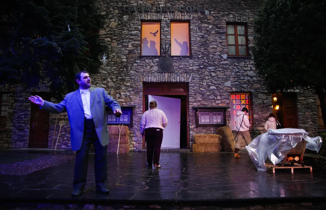 L'Enric, tiet dels germans Martos, i la codirectora Txell Díaz, d'esquenes.