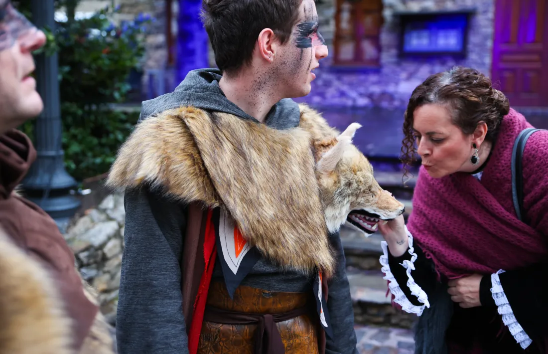 Pol Martos, vestit de jove Satanàs i acompanyat d'un amic particular.