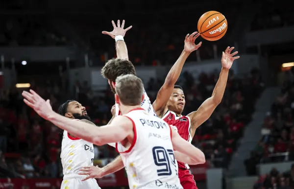 p. 28 casademont zaragoza vs bc morabanc acb photo esther casas