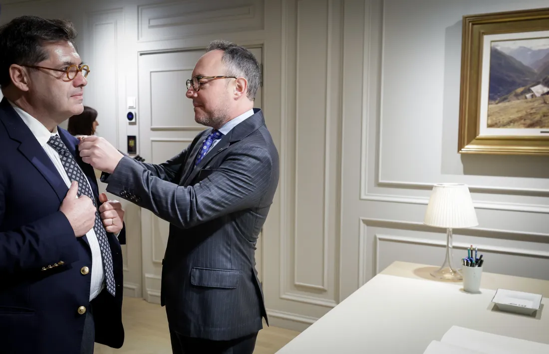 Espot entrega una insígnia a Leclerc.