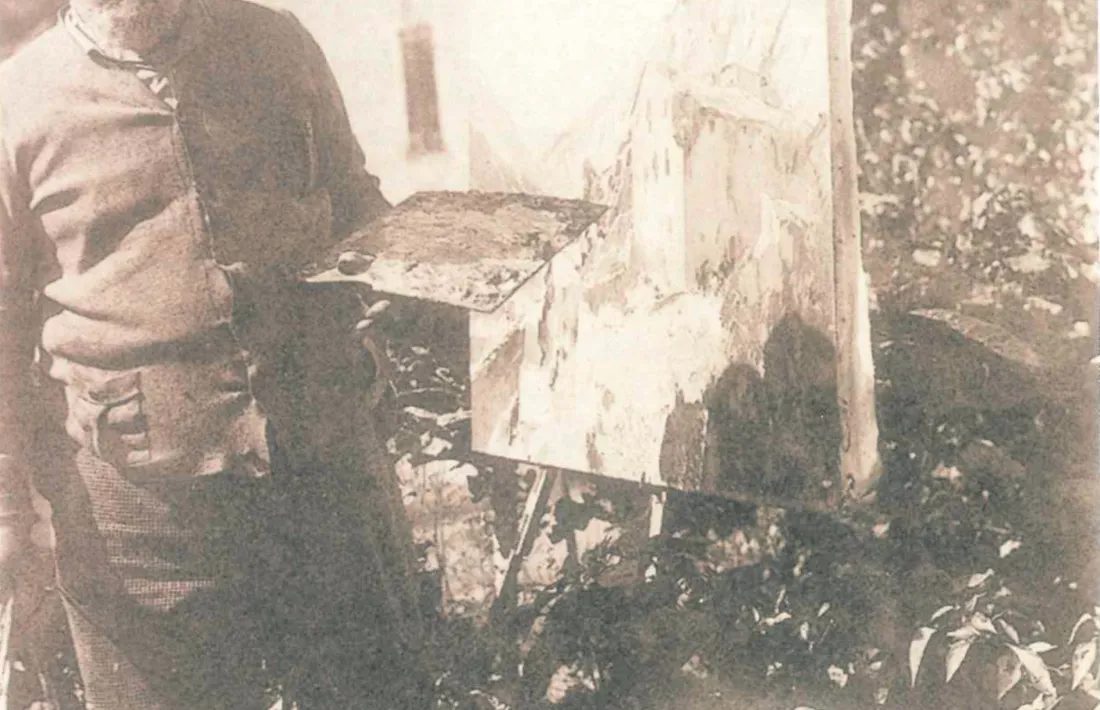 Joaquim Mir (1873-1940) va pintar 'La revolta' a la segona de les seves tres campanyes andosines: va ser la tardor del 1933 i es va allotjar a l'hostal Valira que els monjos de Montserrat acabaven d'obrir a Escaldes. Hi toca un tema raríssim entre el centenar d'obres andorranes que s'han conservat: Casa de la Vall. I en un moment excepcional, l'ocupació del Consell, perpetrat l'abril d'aquell any per un grup de veïns que demanaven el sufragi universal masculí i la publicitat de les sessions. S'ha conservat un esbós a llapis datat el 1932, en la primera campanya, fet que indica que l'any següent va reprendre el tema i va farcir l'escena amb un episodi que sens dubte va sacsejar el país.