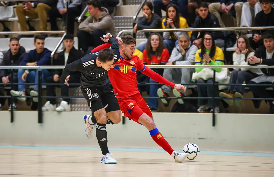 Adrià Blat, en un dels amistosos.