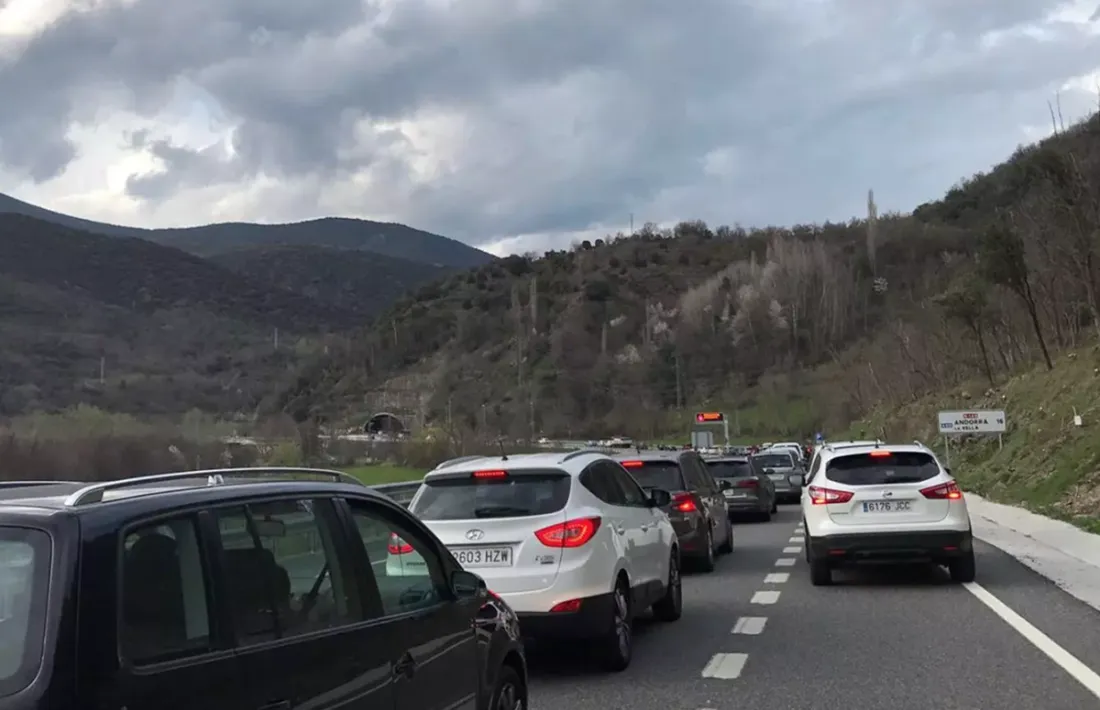 Vehicels fent cua a la N-145.