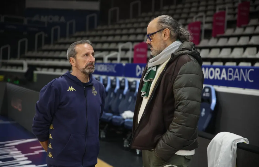 Joan Plaza i Francesc Solana 'comenten' la jugada, ahir al matí.