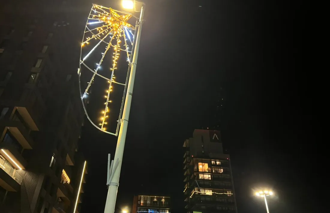 Un fanal engalanat per Nadal, amb habitatges il·luminats en una de les torres d’Escaldes.