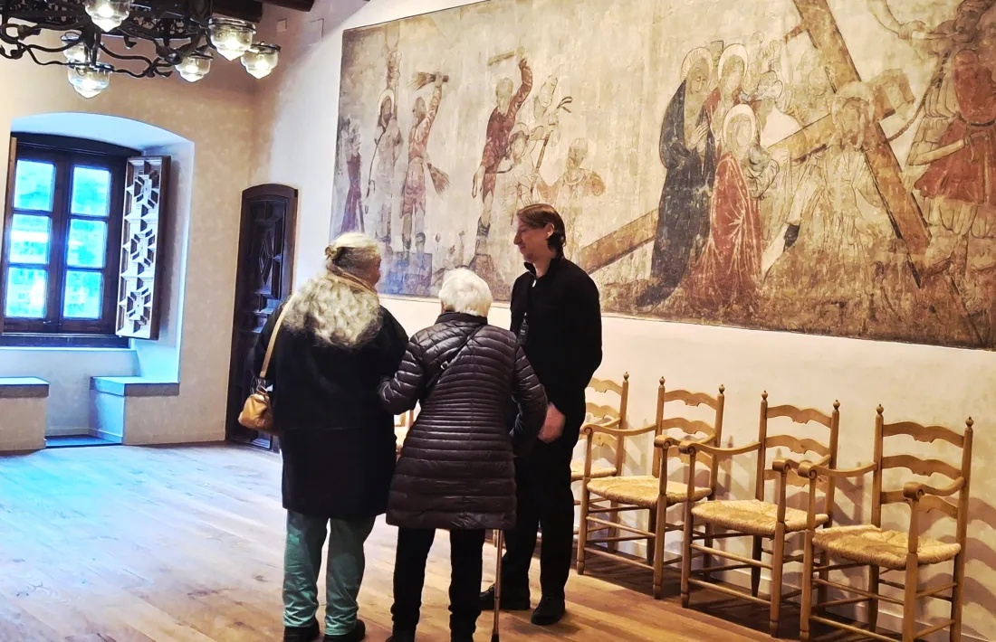 Lydia Magallon i la seva mare, Núria Font, admirant la renovada Casa de la Vall.