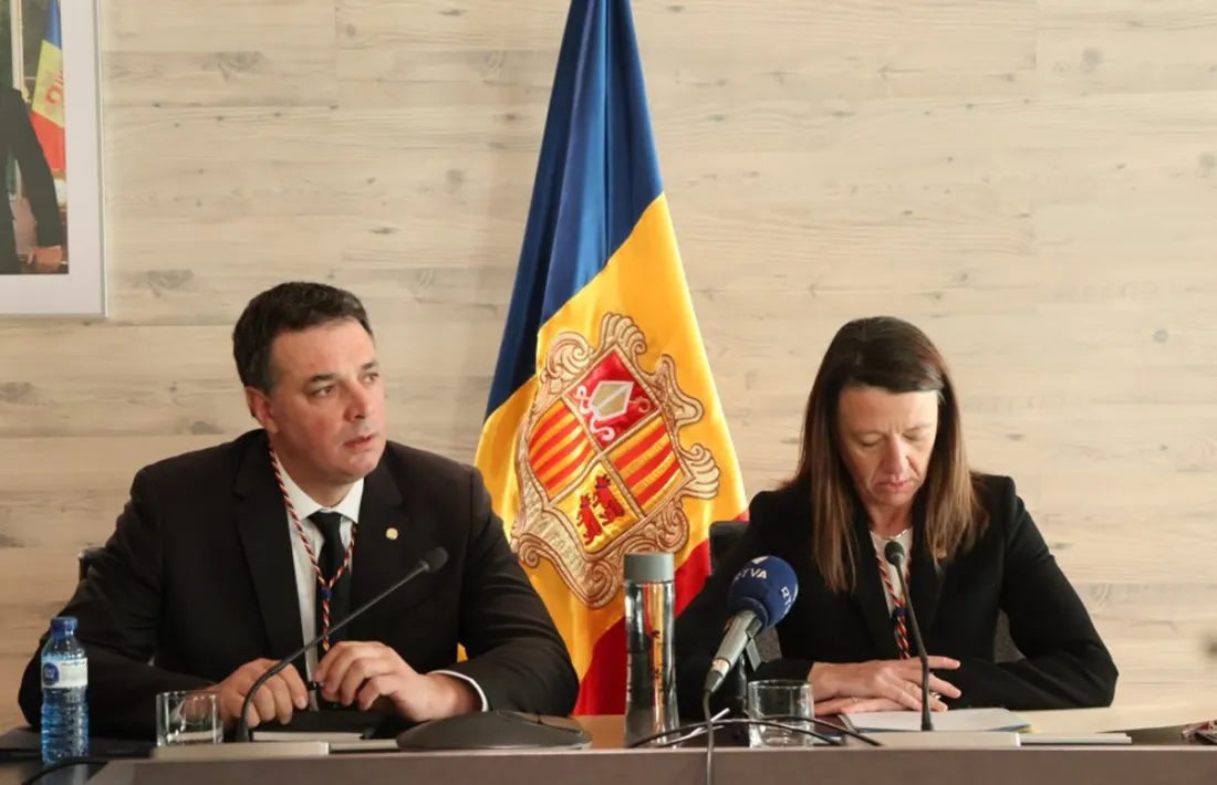 La cònsol major d’Ordino, Maria del Mar Coma, i el cònsol menor, Eduard Betriu, a la sessió d'avui..