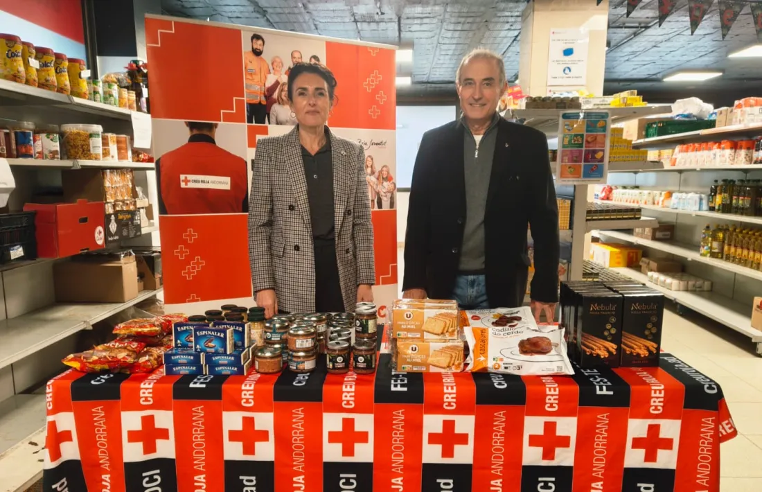 Vicky Marrugat i Martí Bové en l'entrega de la donació