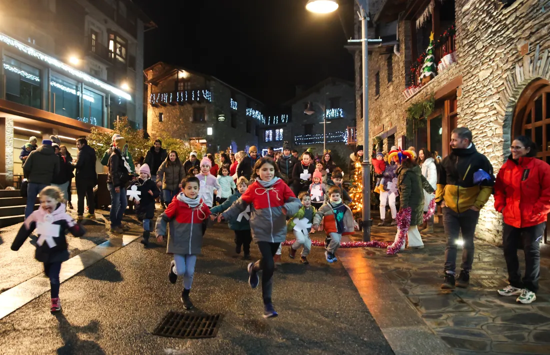 Petits i grans prenent la sortida de la 3a cursa solidària La Llufa.