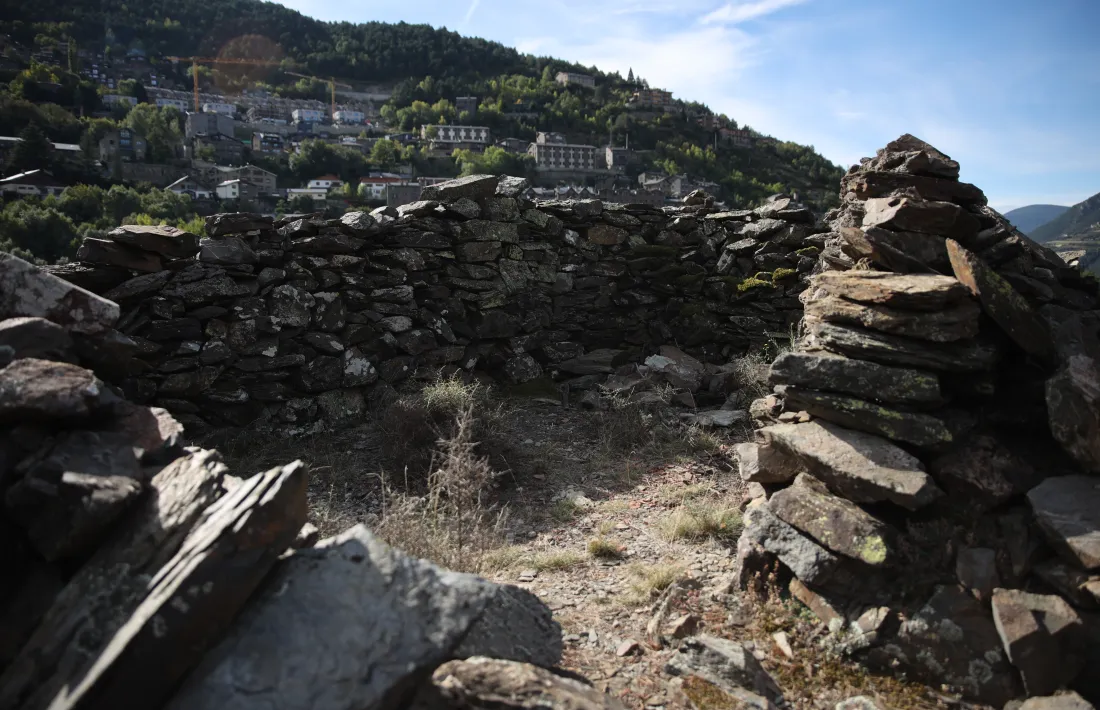 Sota les pedres i els herbots del roc de l'Àliga van aparèixer a l'octubre les restes del castell de Bragafolls.