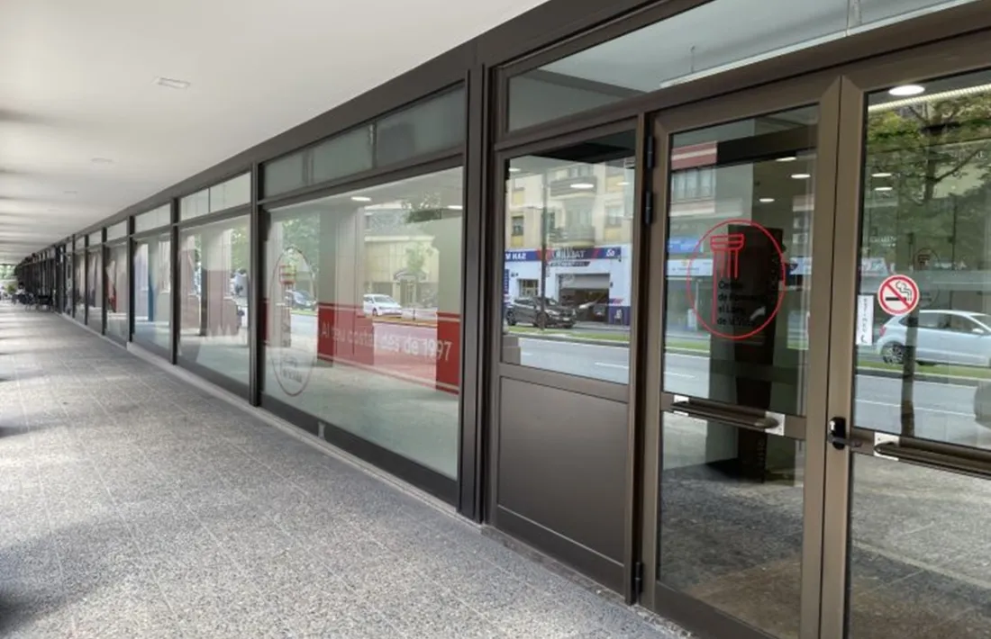 El Centre de Formació al Llarg de la Vida està ubicat a l'edifici de Les Columnes.