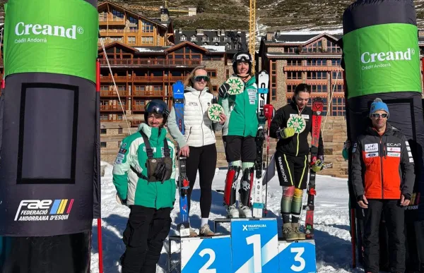 p. 29 primera foto El podi femení de l'SL de dimarts, a Soldeu, amb victòria de Carla Mijares_FOTO FAE (2)
