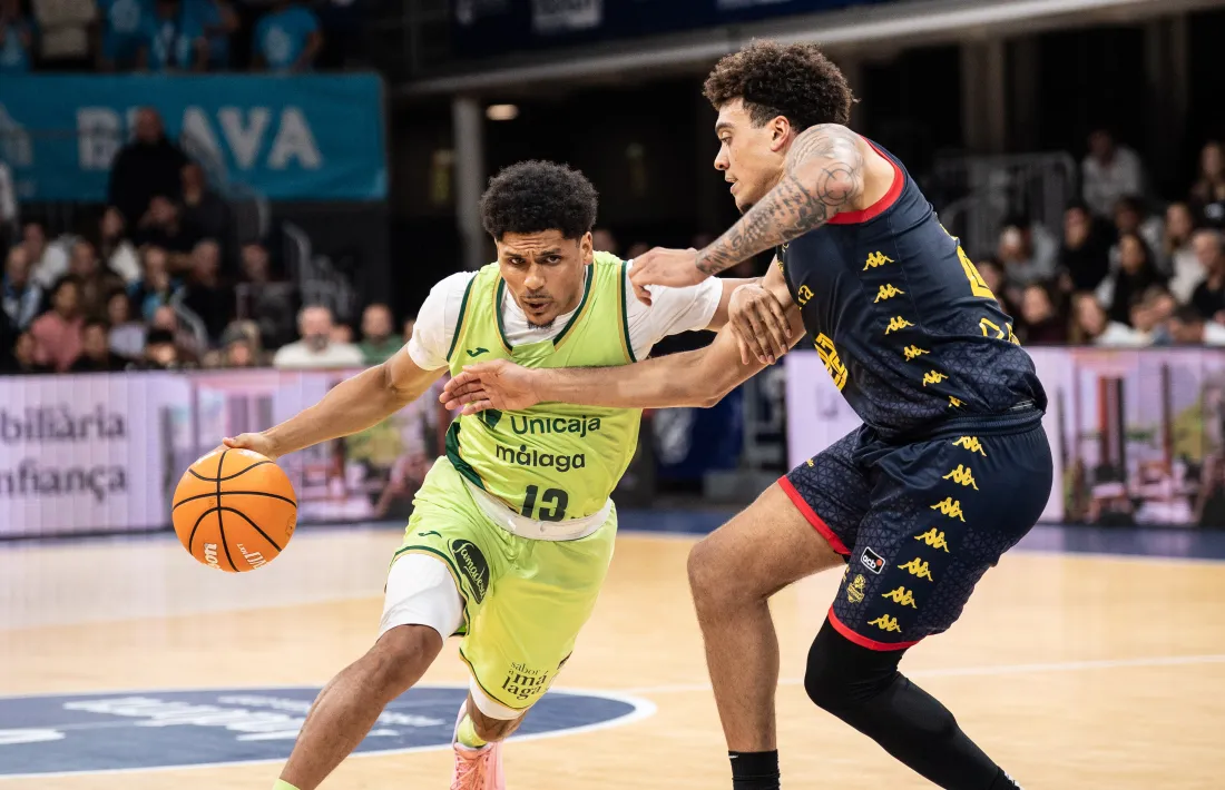 Xavier Castañeda, defensat per McKoy, al Pavelló Toni Martí.