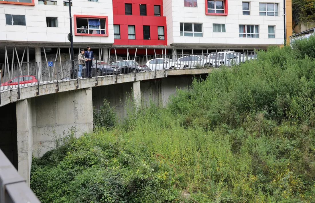 Torrent i Gonález contemplen el terreny on es vol tirar endavant el projecte d'habitatge a preu regulat.