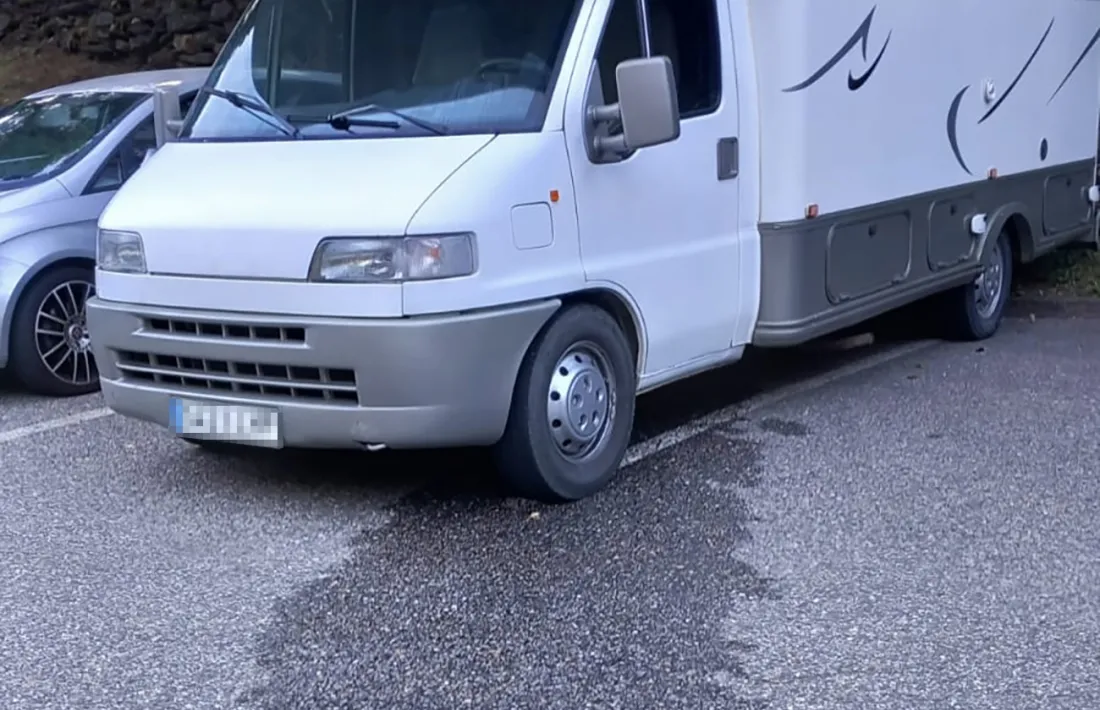 Una autocaravana en un aparcament d’Ordino.