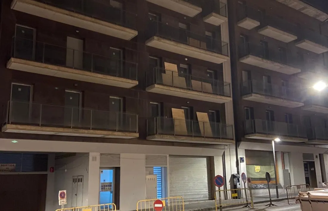       L'edifici de Plaça Europa, dimarts passat, sobre les onze de la nit. 