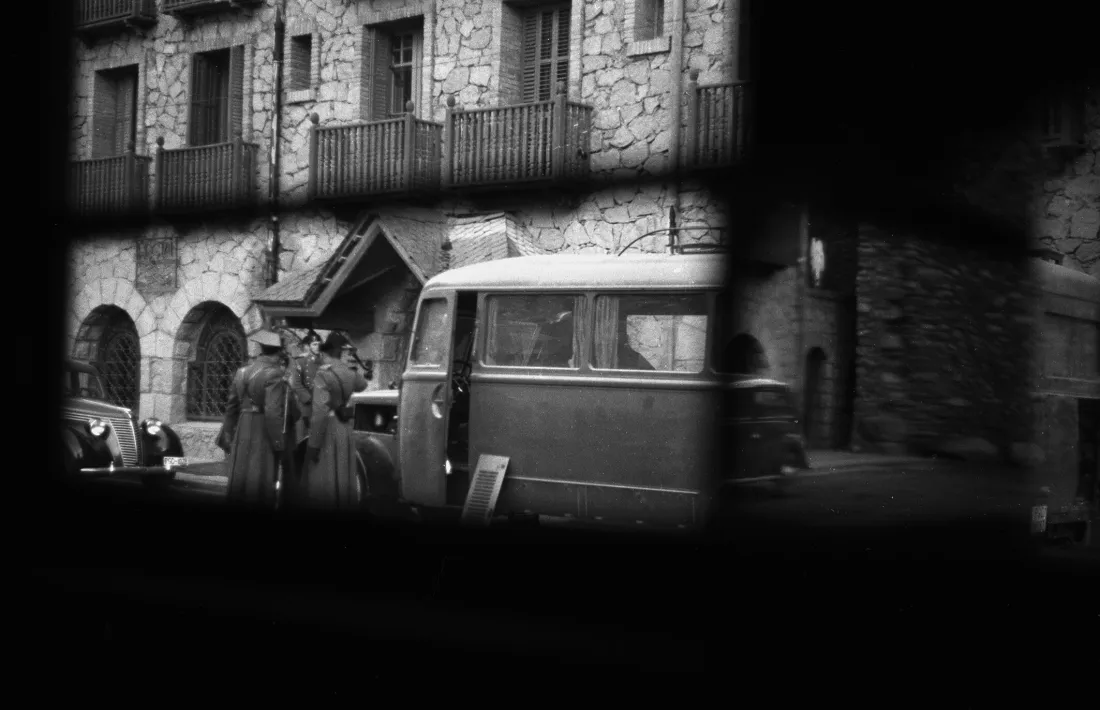 Guàrdies episcopals –en realitat, guàrdies civils 'tunejats'– al quarter general que tenien al Valira.