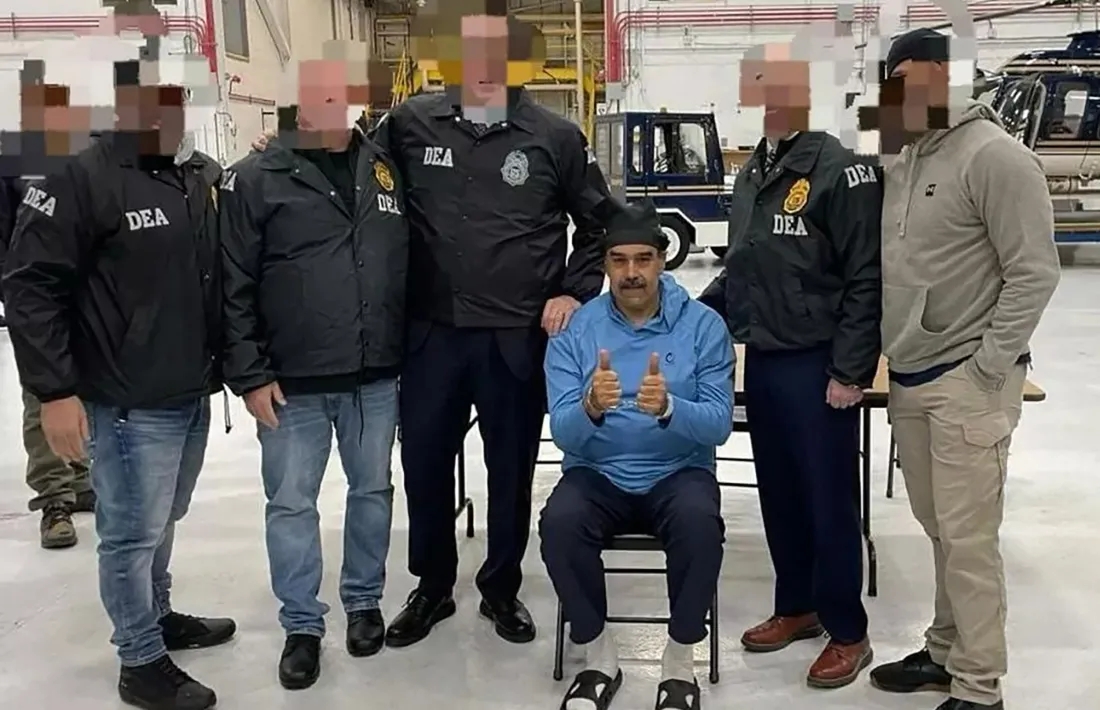 Maduro custodiat per agents de la DEA a l’arribada a Nova York.